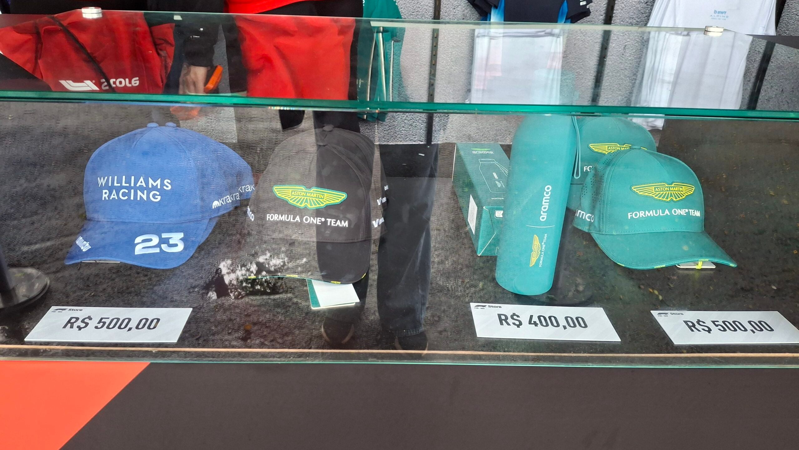 F1: De chaveiro a camisetas oficiais: confira preços da loja oficial em Interlagos F1: De chaveiro a camisetas oficiais: confira preços da loja oficial em Interlagos