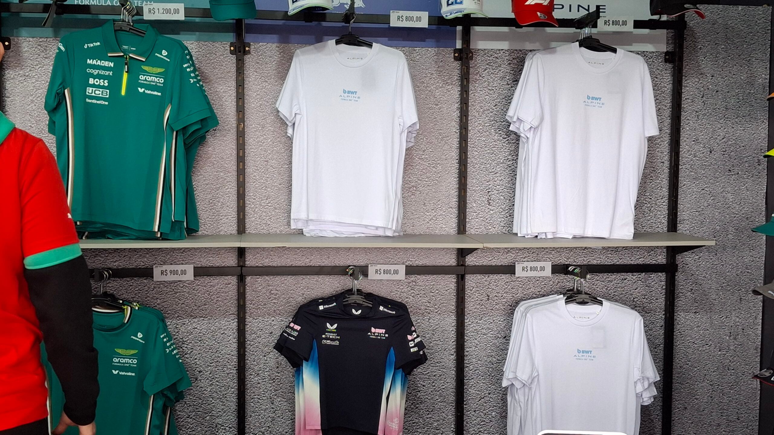 F1: De chaveiro a camisetas oficiais: confira preços da loja oficial em Interlagos F1: De chaveiro a camisetas oficiais: confira preços da loja oficial em Interlagos