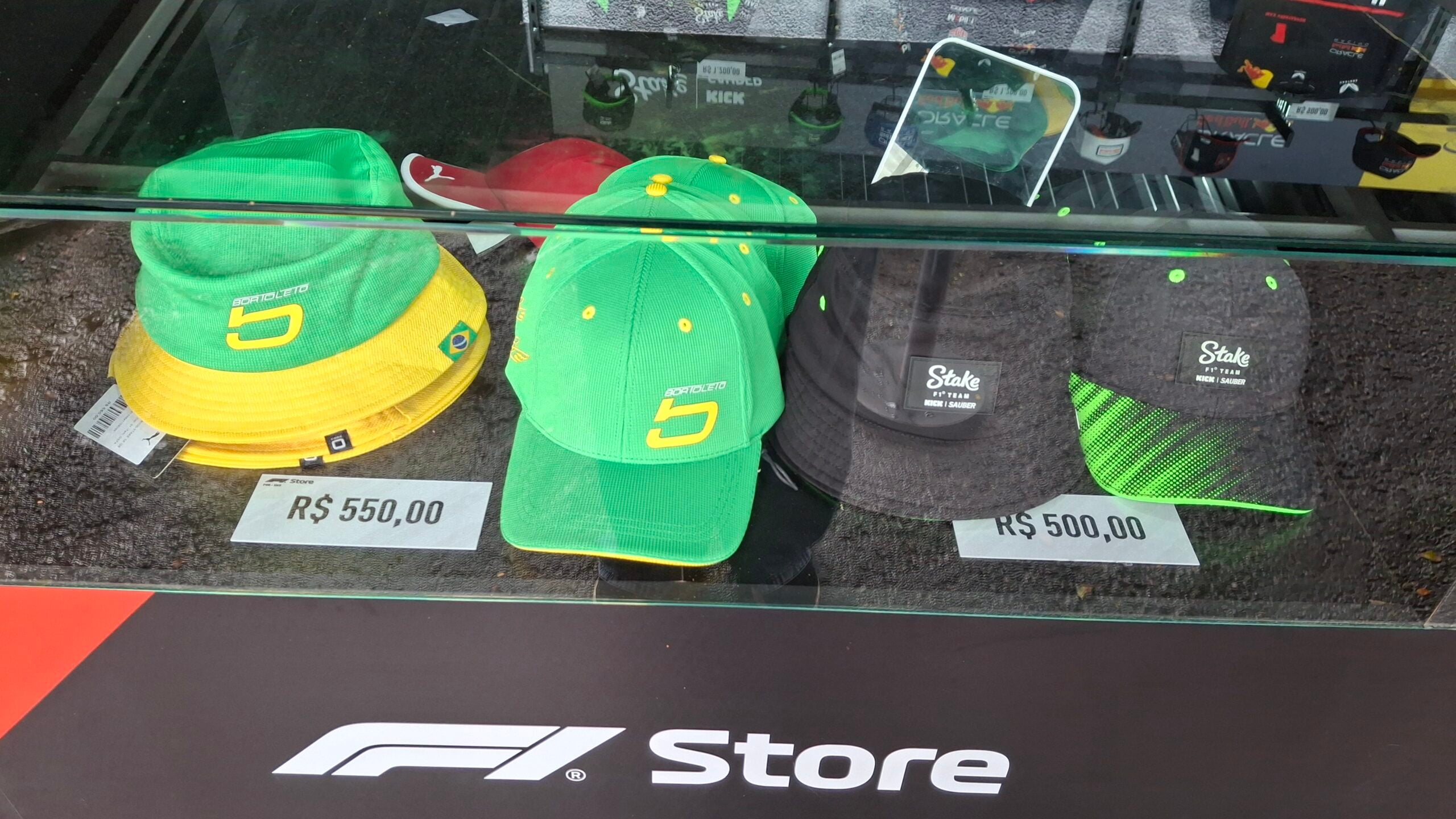 F1: De chaveiro a camisetas oficiais: confira preços da loja oficial em Interlagos F1: De chaveiro a camisetas oficiais: confira preços da loja oficial em Interlagos