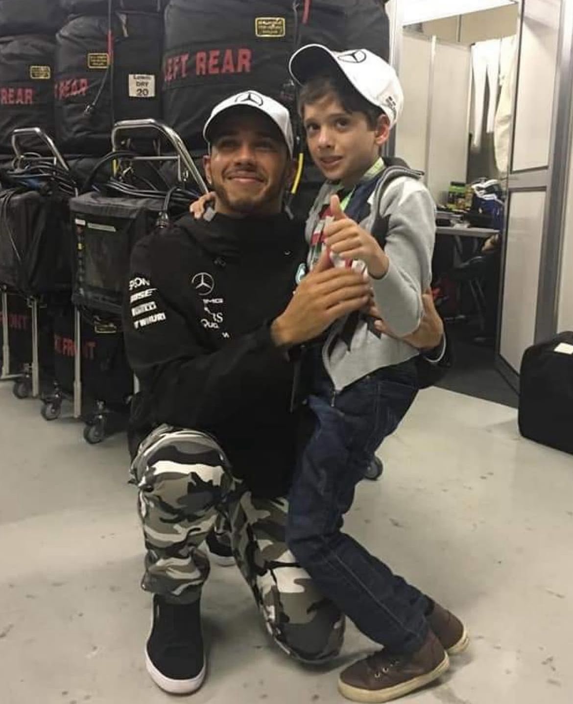 F1: Reencontro de Cadu Campos e Hamilton emociona paddock em Interlagos F1: Reencontro de Cadu Campos e Hamilton emociona paddock em Interlagos