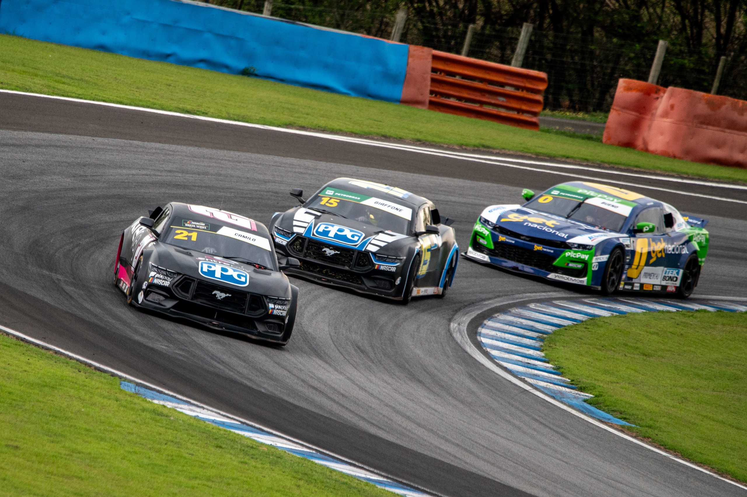 Final da NASCAR Brasil vira confronto de gigantes nos boxes e na pista