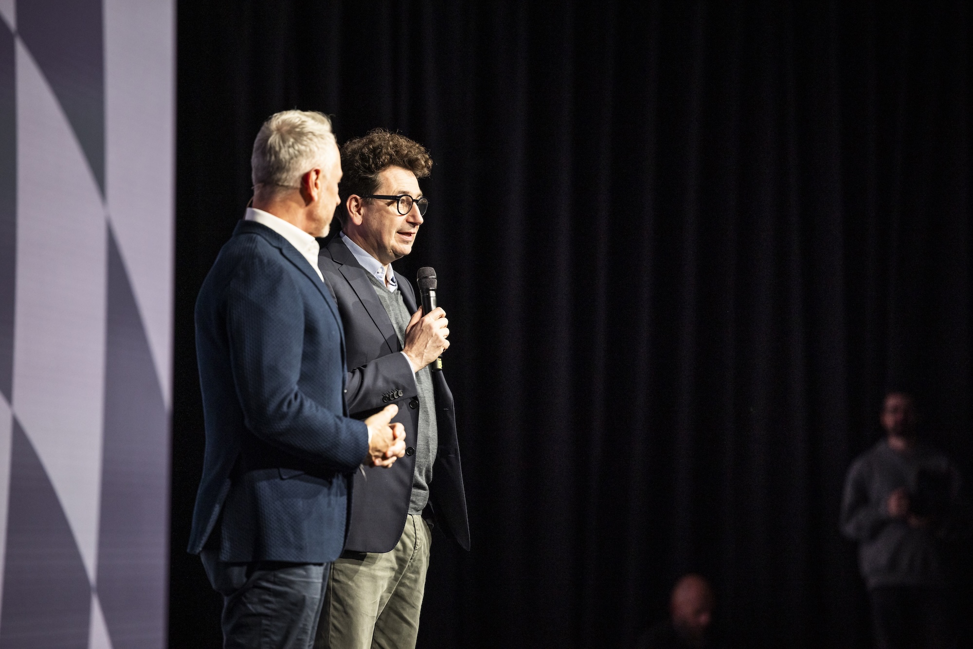 Audi mira o título da F1 até 2030 e aposta em Bortoleto como pilar da nova era Team Principal Jonathan Wheatley and Head of Audi F1 Project Mattia Binotto at the reveal event “Audi One” in Munich, November 12, 2025 (from left)