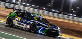 Stock Car: Cacá Bueno acerta estratégia, escala pelotão e vai ao pódio em corrida noturna em Cuiabá