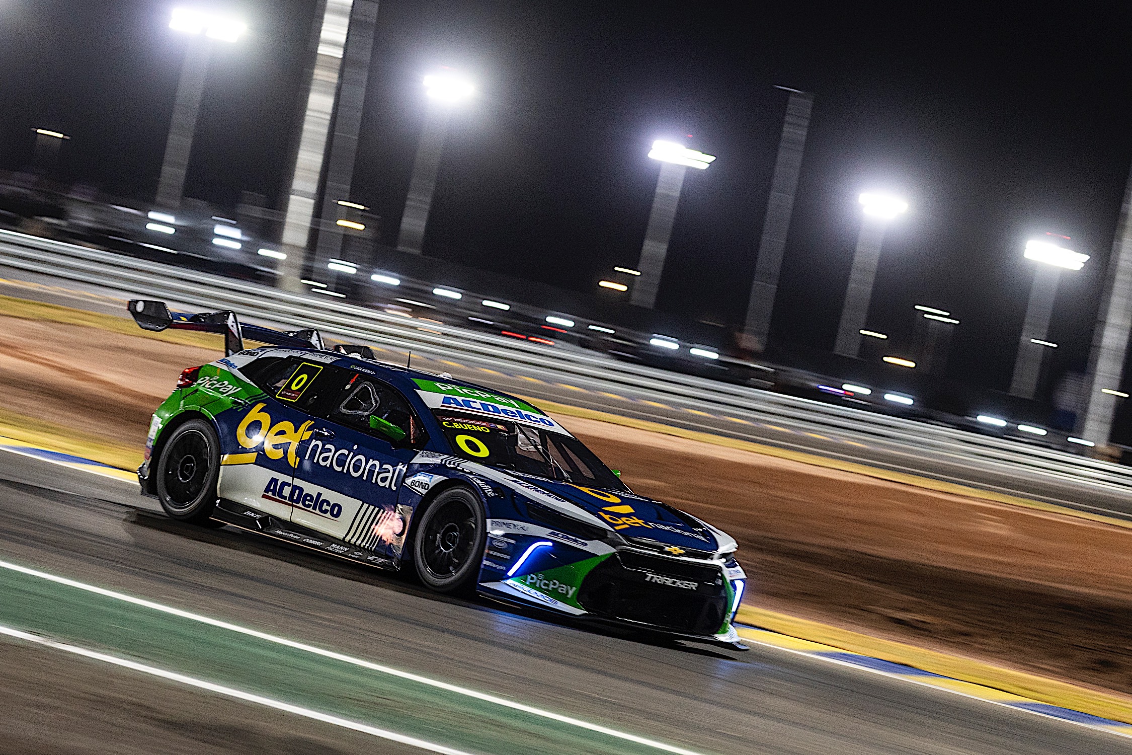 Stock Car: Cacá Bueno acerta estratégia, escala pelotão e vai ao pódio em corrida noturna em Cuiabá Cacá Bueno