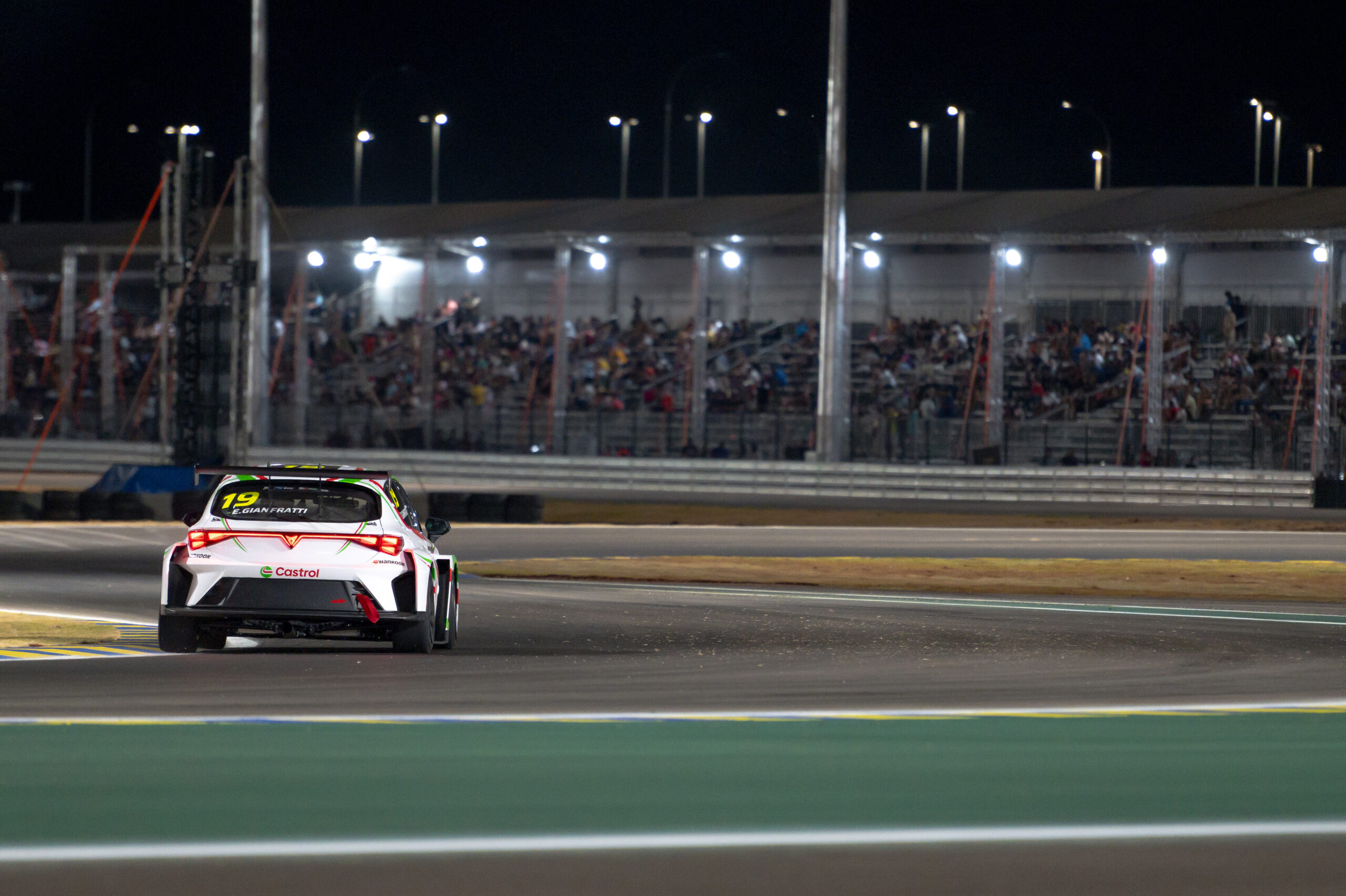 Em etapa decisiva do TCR South America, Pernía comanda segundo treino em Cuiabá