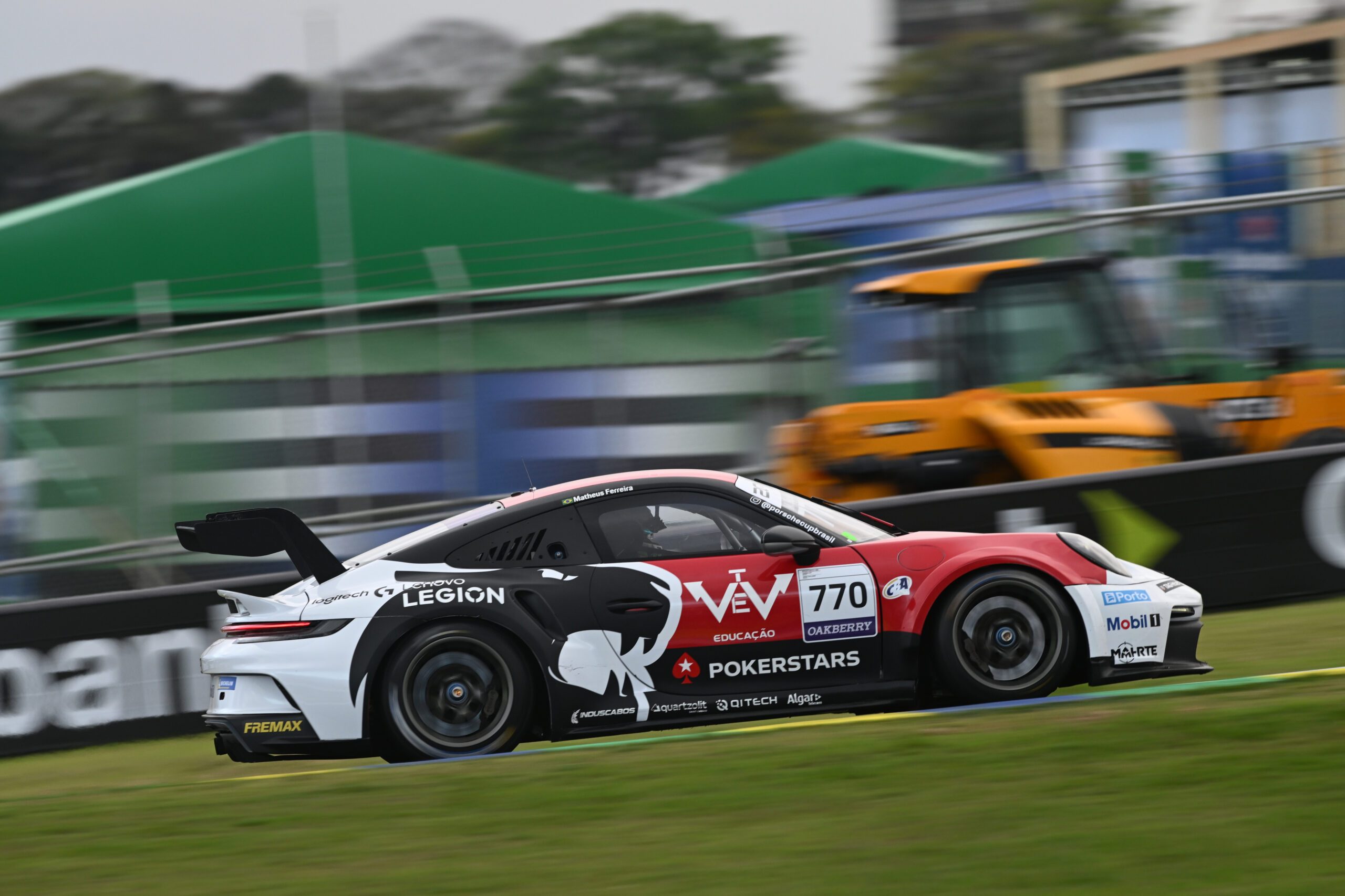 Matheus Ferreira disputa etapa da Porsche Cup na preliminar do GP de São Paulo de F1 Matheus Ferreira