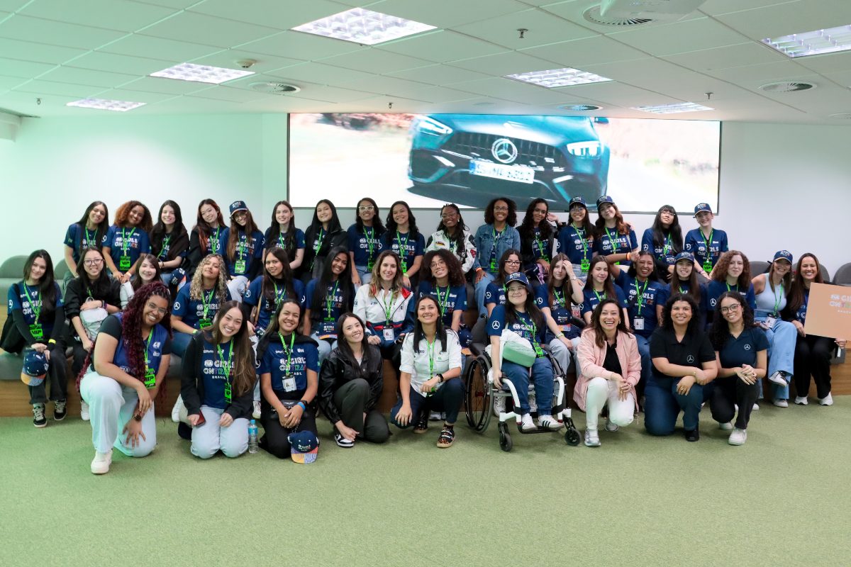 Mercedes-Benz e FIA Girls on Track conectam estudantes com a Fórmula 1 em Interlagos