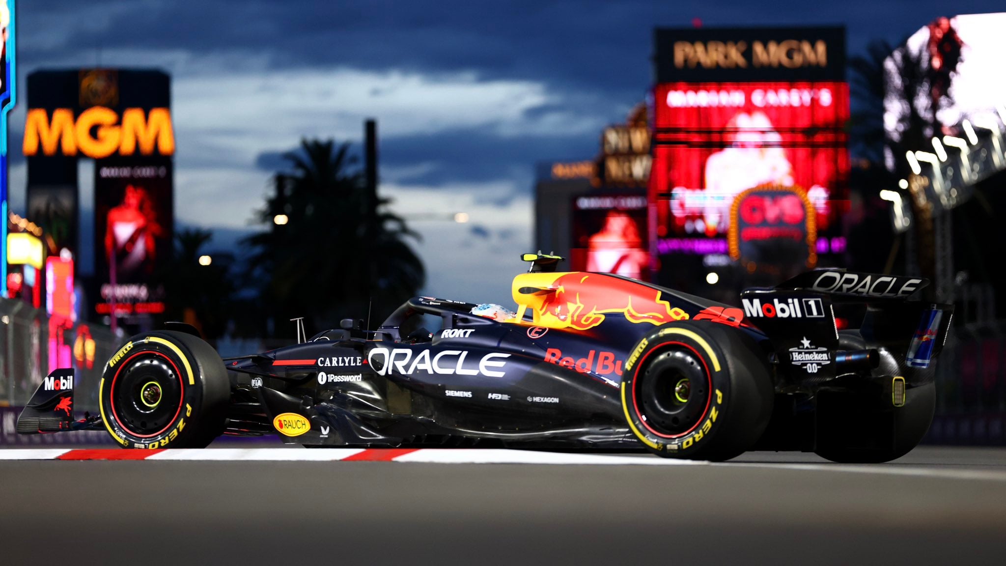 F1: McLaren lidera ritmo e disputa pela pole pega fogo em Las Vegas F1: McLaren lidera ritmo e disputa pela pole pega fogo em Las Vegas