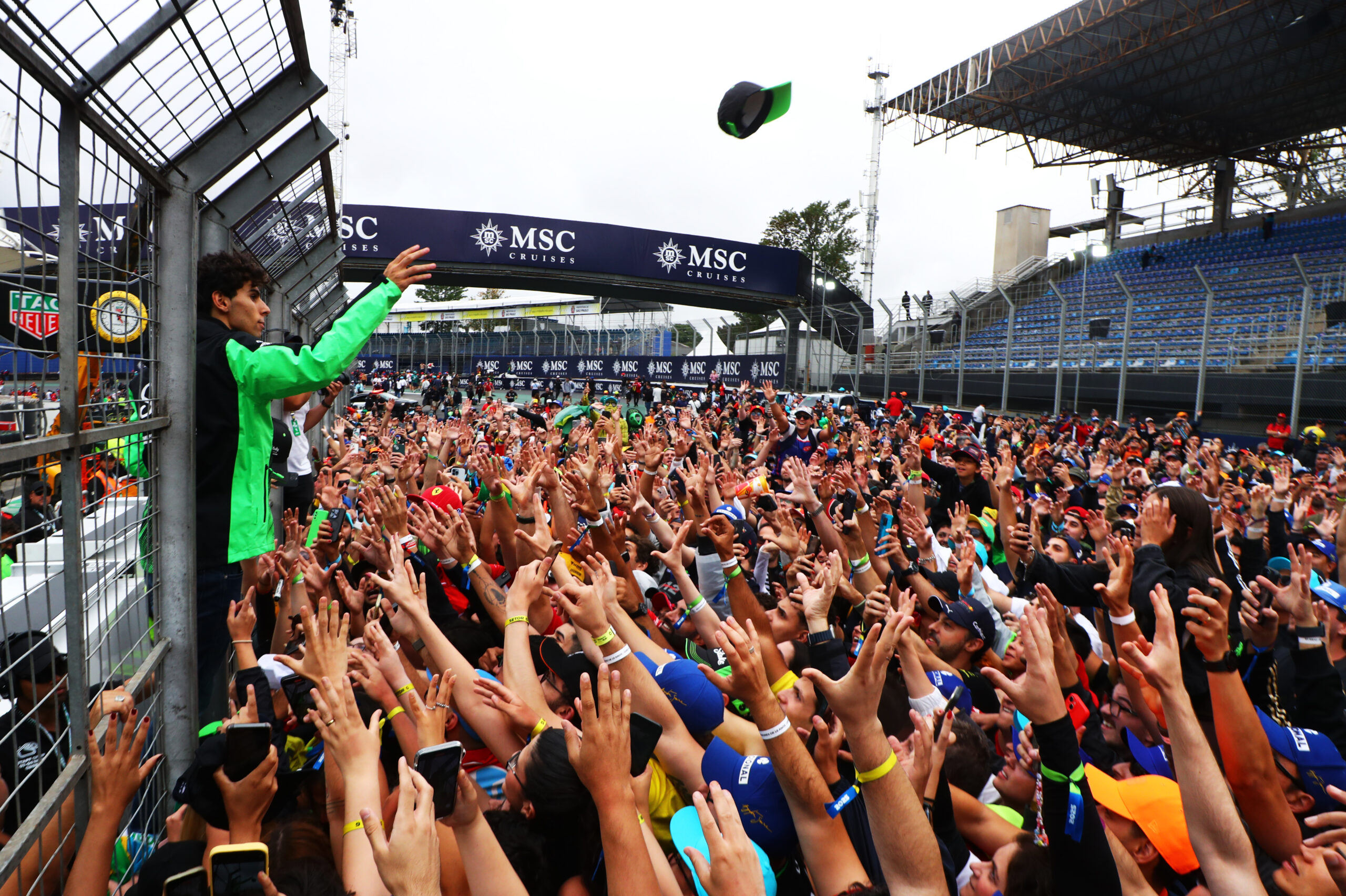 F1: Bortoleto se emociona após abraço da família no GP de São Paulo F1: Bortoleto se emociona após abraço da família no GP de São Paulo