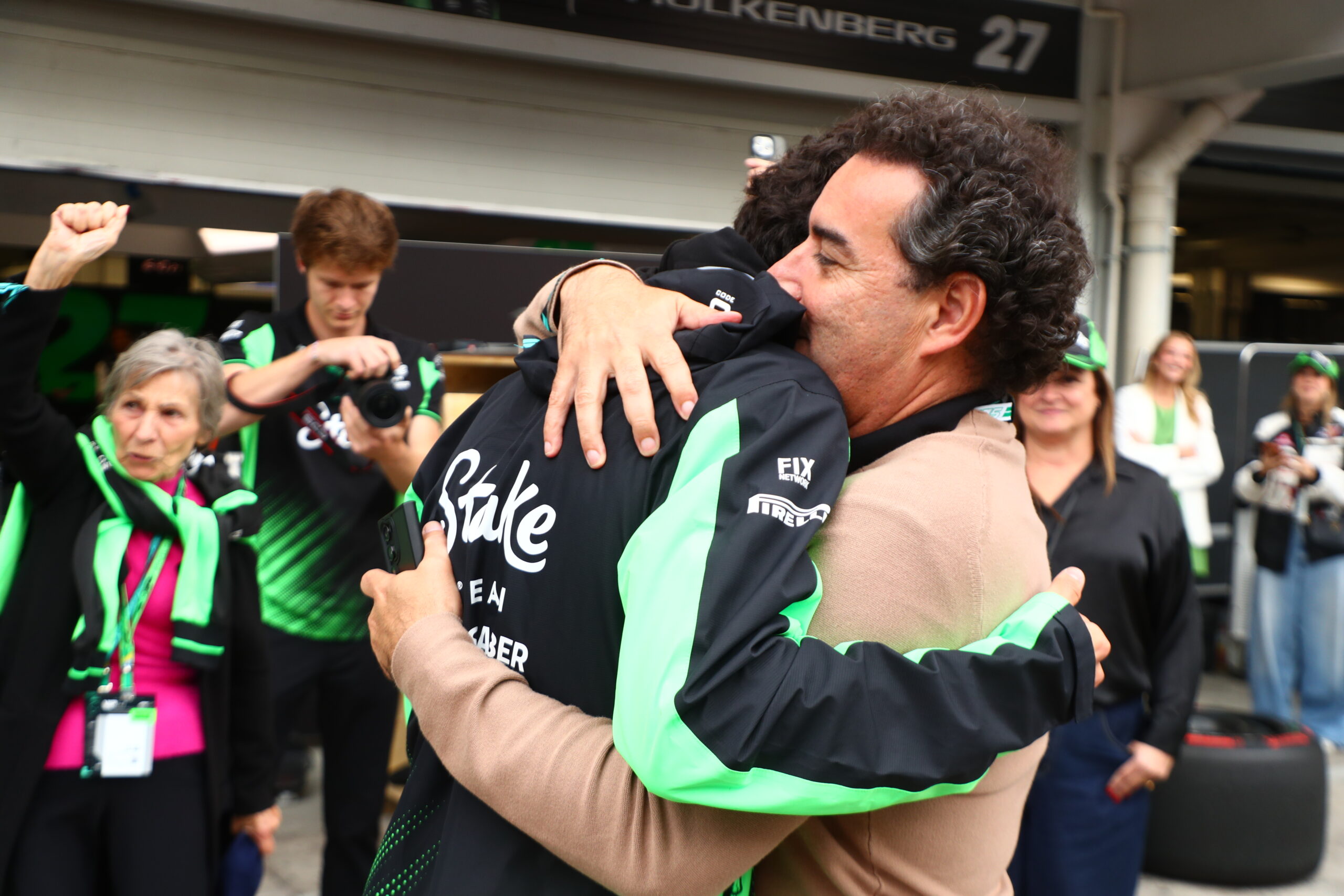 F1: Bortoleto se emociona após abraço da família no GP de São Paulo F1: Bortoleto se emociona após abraço da família no GP de São Paulo