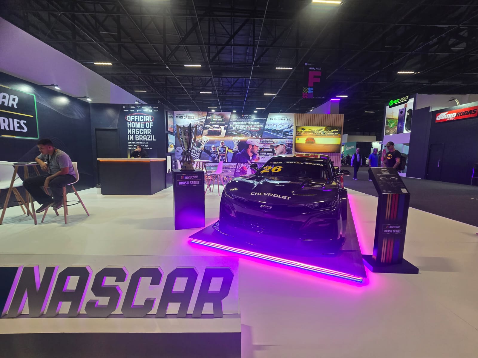 Da simulação à emoção real: NASCAR Brasil conquista fãs no Salão do Automóvel