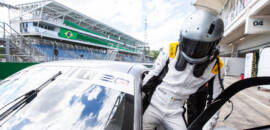 “Tenho Ayrton Senna como herói”, diz Michael Fassbender após acelerar em Interlagos