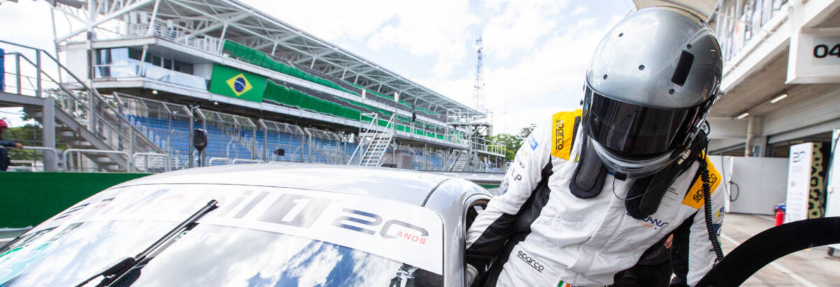 “Tenho Ayrton Senna como herói”, diz Michael Fassbender após acelerar em Interlagos