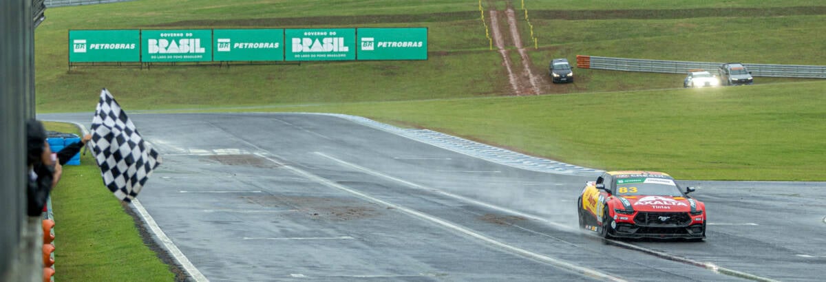 NASCAR Brasil: Gabriel Casagrande domina domingo e vence duas corridas na chuva no Velocitta