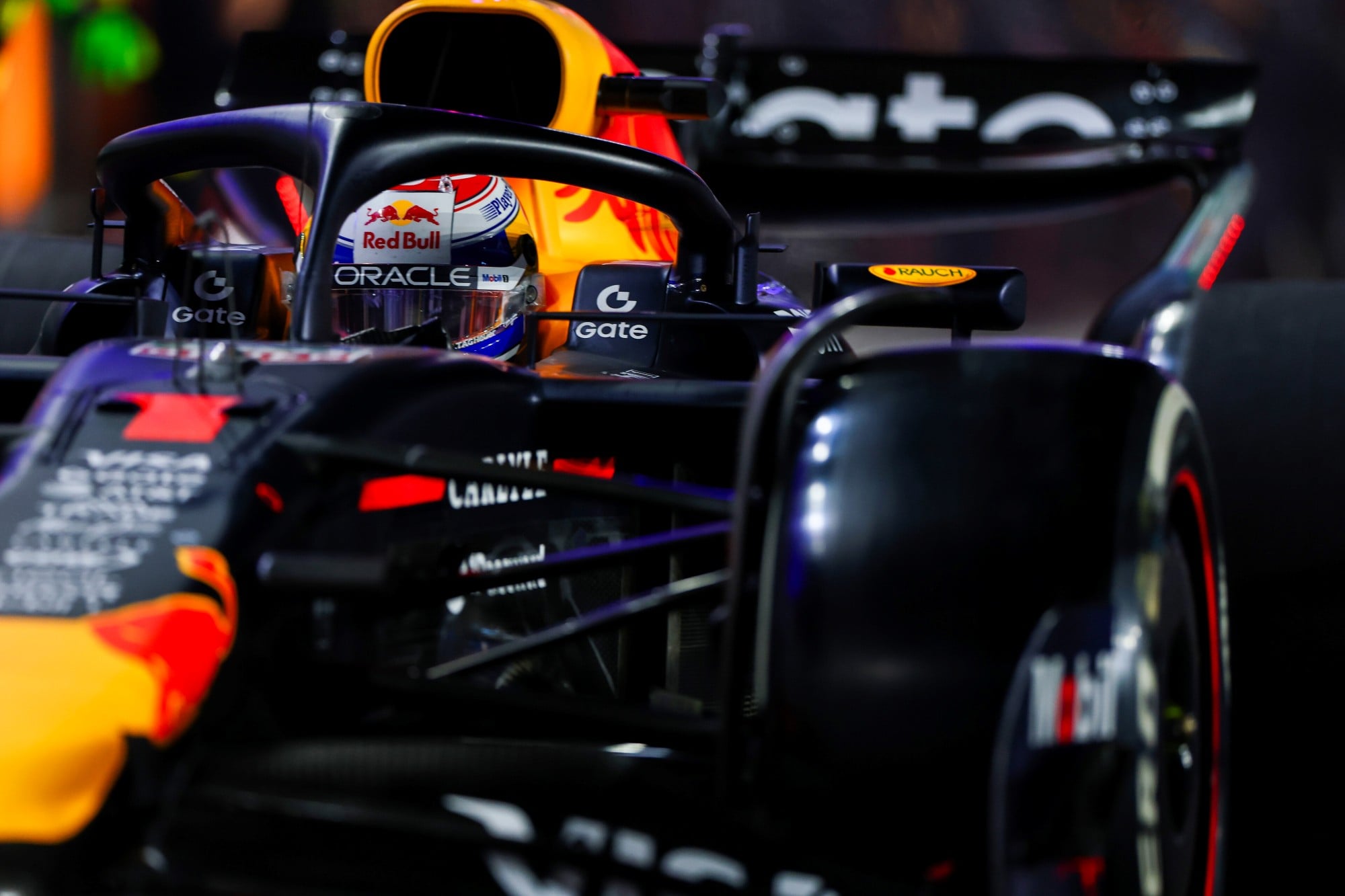 F1: Jos Verstappen destaca a maturidade e força mental de Max na temporada 2025 LUSAIL CITY, QATAR - NOVEMBER 30: Max Verstappen of the Netherlands driving the (1) Oracle Red Bull Racing RB21 in the Pitlane during the F1 Grand Prix of Qatar at Lusail International Circuit on November 30, 2025 in Lusail City, Qatar. (Photo by Mark Thompson/Getty Images) // Getty Images / Red Bull Content Pool // SI202511300529 // Usage for editorial use only //