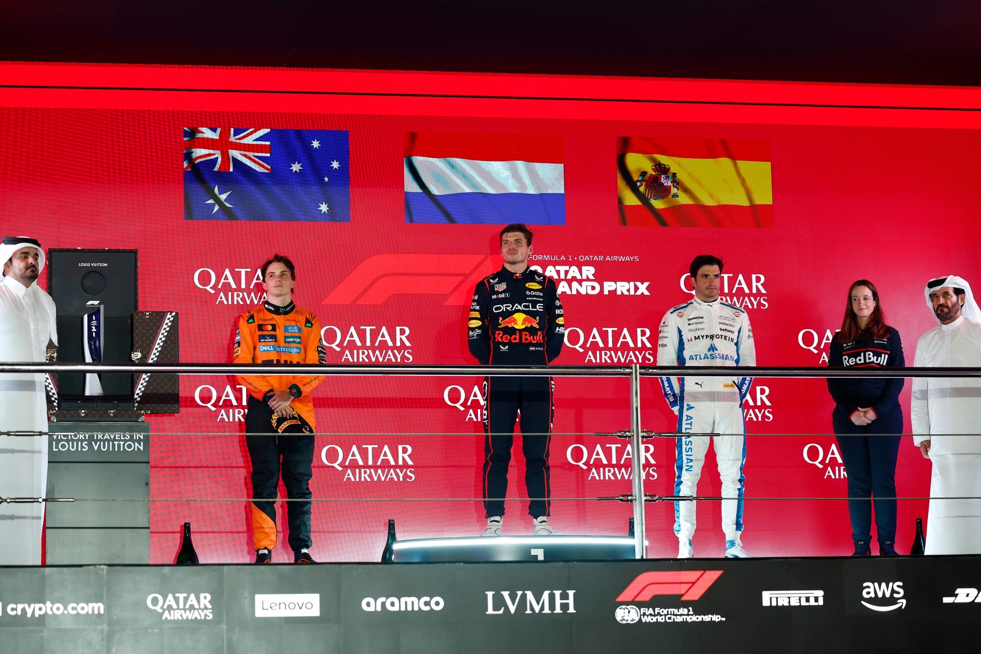 F1: Vowles promete "vingança" após ser derrubado na comemoração do pódio de Sainz LUSAIL CITY, QATAR - NOVEMBER 30: Race winner Max Verstappen of the Netherlands and Oracle Red Bull Racing Second placed Oscar Piastri of Australia and McLaren Third placed Carlos Sainz of Spain and Williams and Hannah Schmitz, Principal Strategy Engineer of Oracle Red Bull Racing on the podium during the F1 Grand Prix of Qatar at Lusail International Circuit on November 30, 2025 in Lusail City, Qatar. (Photo by Andrew Ferraro/LAT Images) // Getty Images / Red Bull Content Pool // SI202511300686 // Usage for editorial use only //