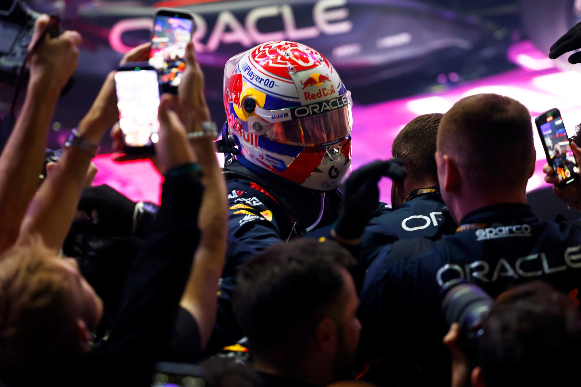 Calendário muda e Verstappen fica mais perto das 24 Horas de Nürburgring LUSAIL CITY, QATAR - NOVEMBER 30: Race winner Max Verstappen of the Netherlands and Oracle Red Bull Racing celebrates in parc ferme with his team during the F1 Grand Prix of Qatar at Lusail International Circuit on November 30, 2025 in Lusail City, Qatar. (Photo by Andrew Ferraro/LAT Images) // Getty Images / Red Bull Content Pool // SI202511300689 // Usage for editorial use only //