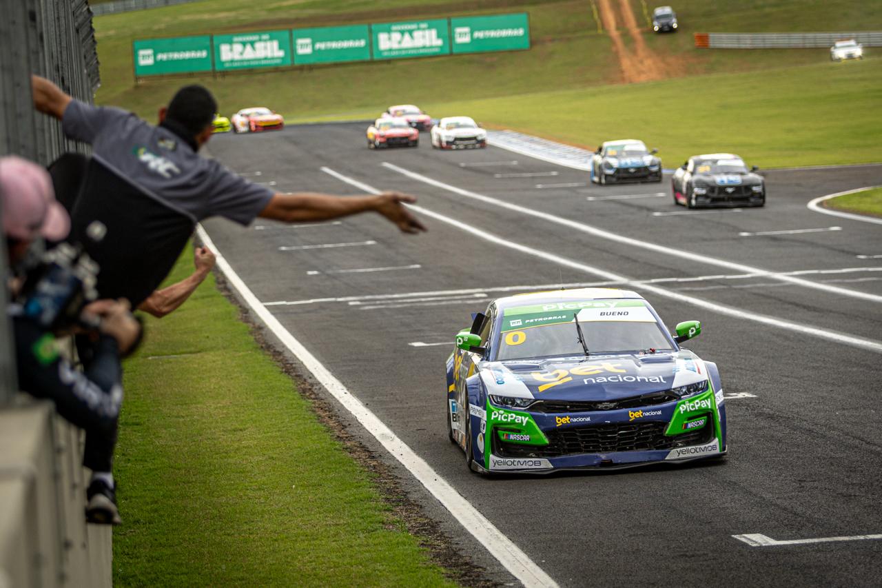 Cacá Bueno vence no Velocitta e mantém momento positivo na NASCAR Brasil Cacá Bueno