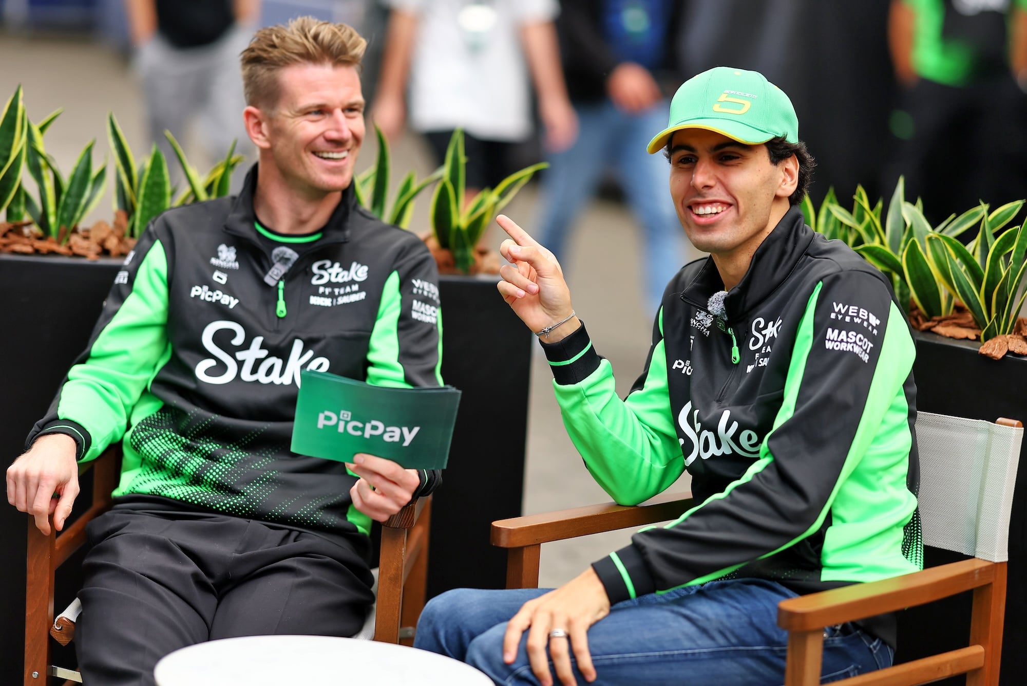 F1: As imagens do primeiro dia de atividades do GP de São Paulo Gabriel Bortoleto (BRA) Sauber (Right) with Nico Hulkenberg (GER) Sauber.