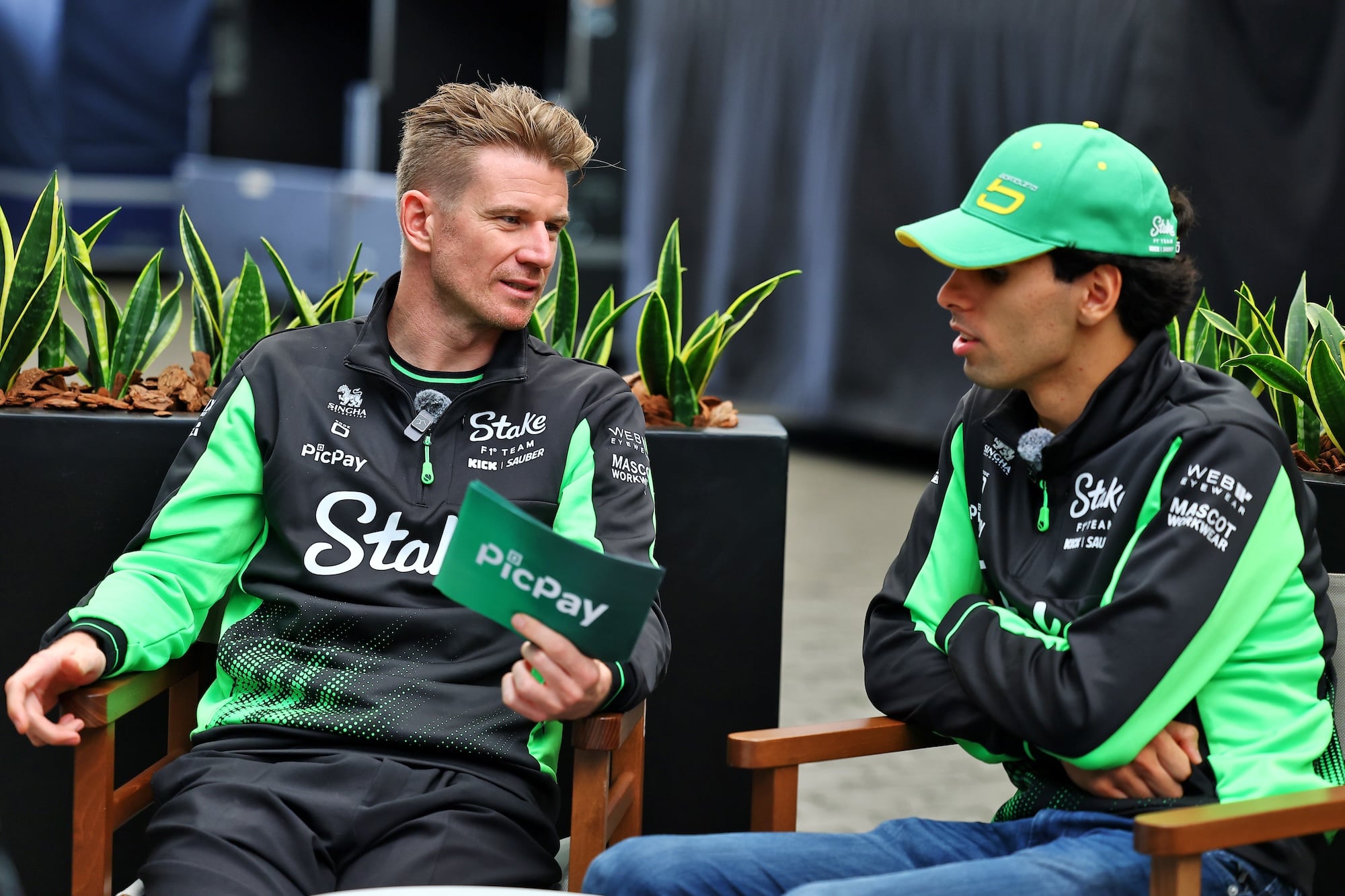 F1: As imagens do primeiro dia de atividades do GP de São Paulo (L to R): Nico Hulkenberg (GER) Sauber with Gabriel Bortoleto (BRA) Sauber.