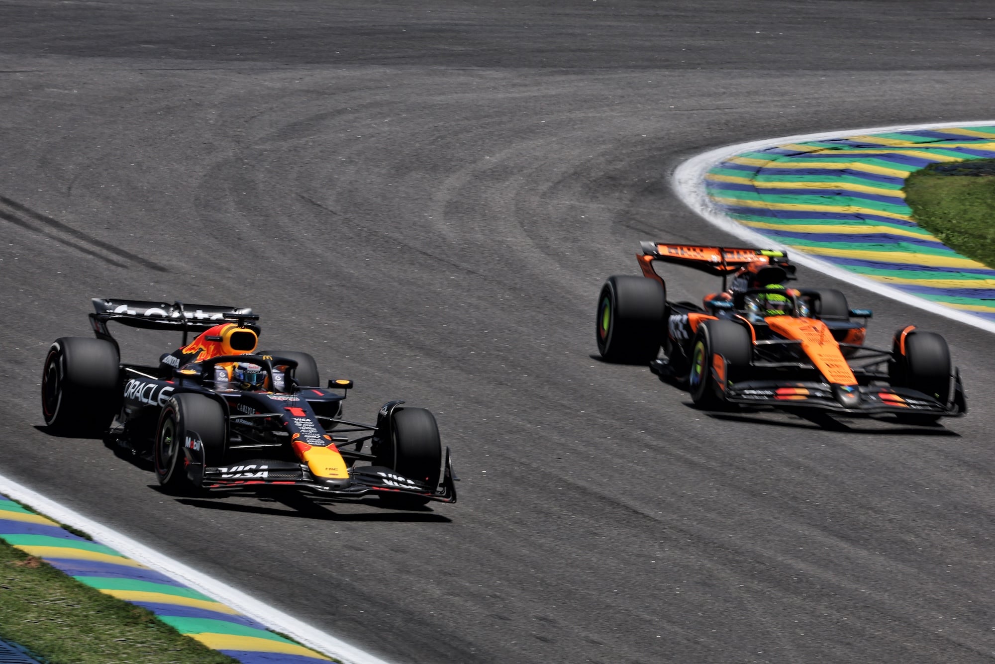 F1: As imagens do primeiro dia de atividades do GP de São Paulo Max Verstappen (NLD) Red Bull Racing RB21 and Lando Norris (GBR) McLaren MCL39.