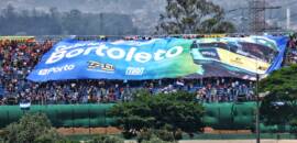 F1: Torcida homenageia Bortoleto com bandeirão no Setor G de Interlagos