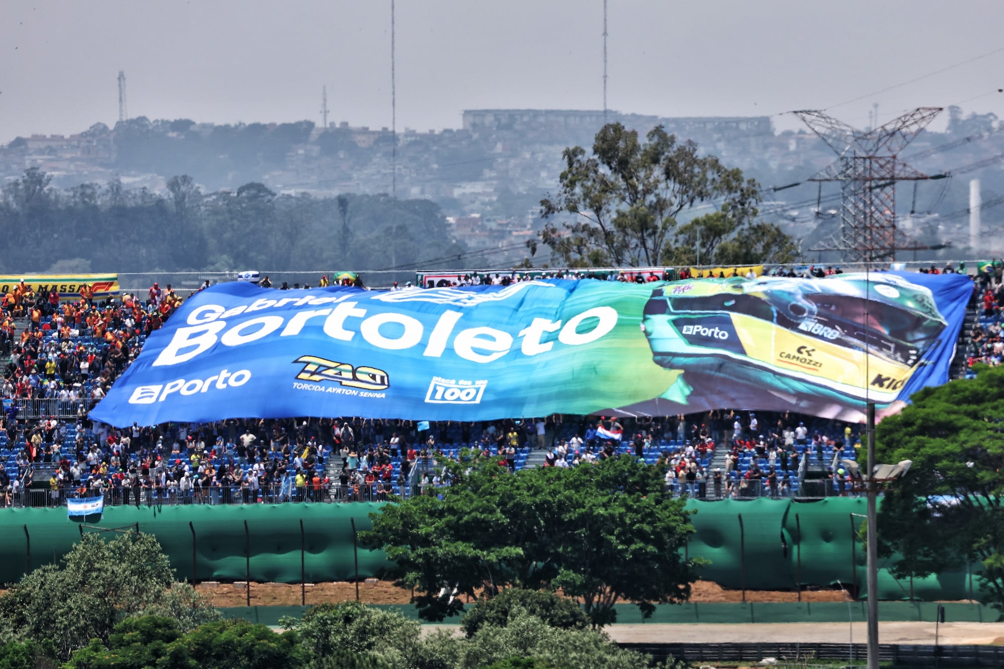 F1: As imagens do primeiro dia de atividades do GP de São Paulo Circuit atmosphere - large Gabriel Bortoleto (BRA) Sauber banner with fans in the grandstand.