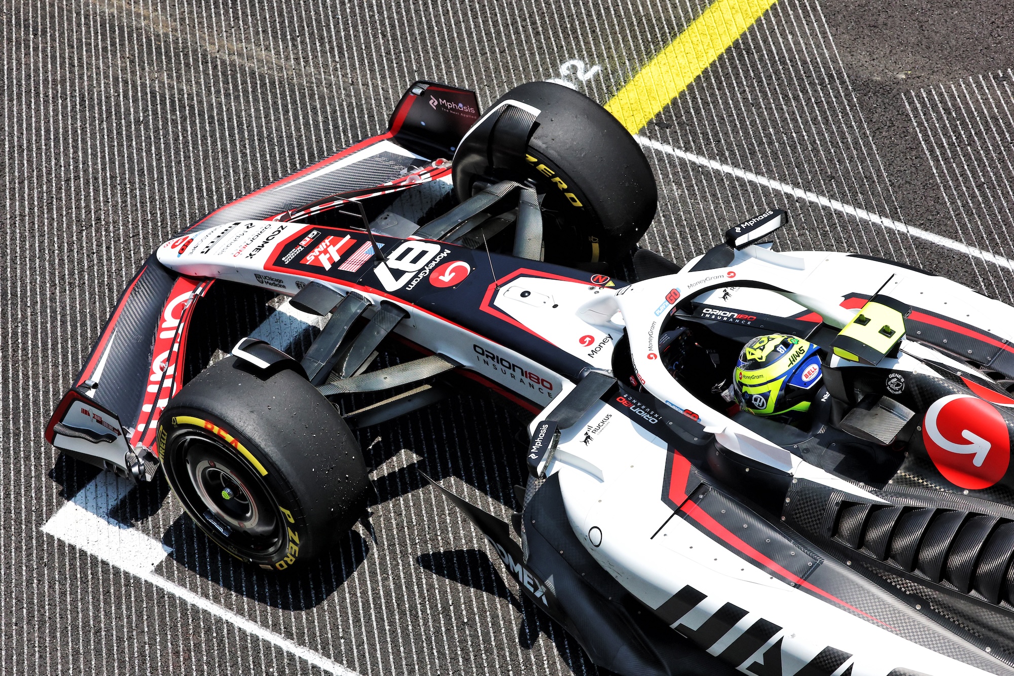 F1: As imagens do primeiro dia de atividades do GP de São Paulo Oliver Bearman (GBR) Haas VF-25 - drainage grooves in the track.