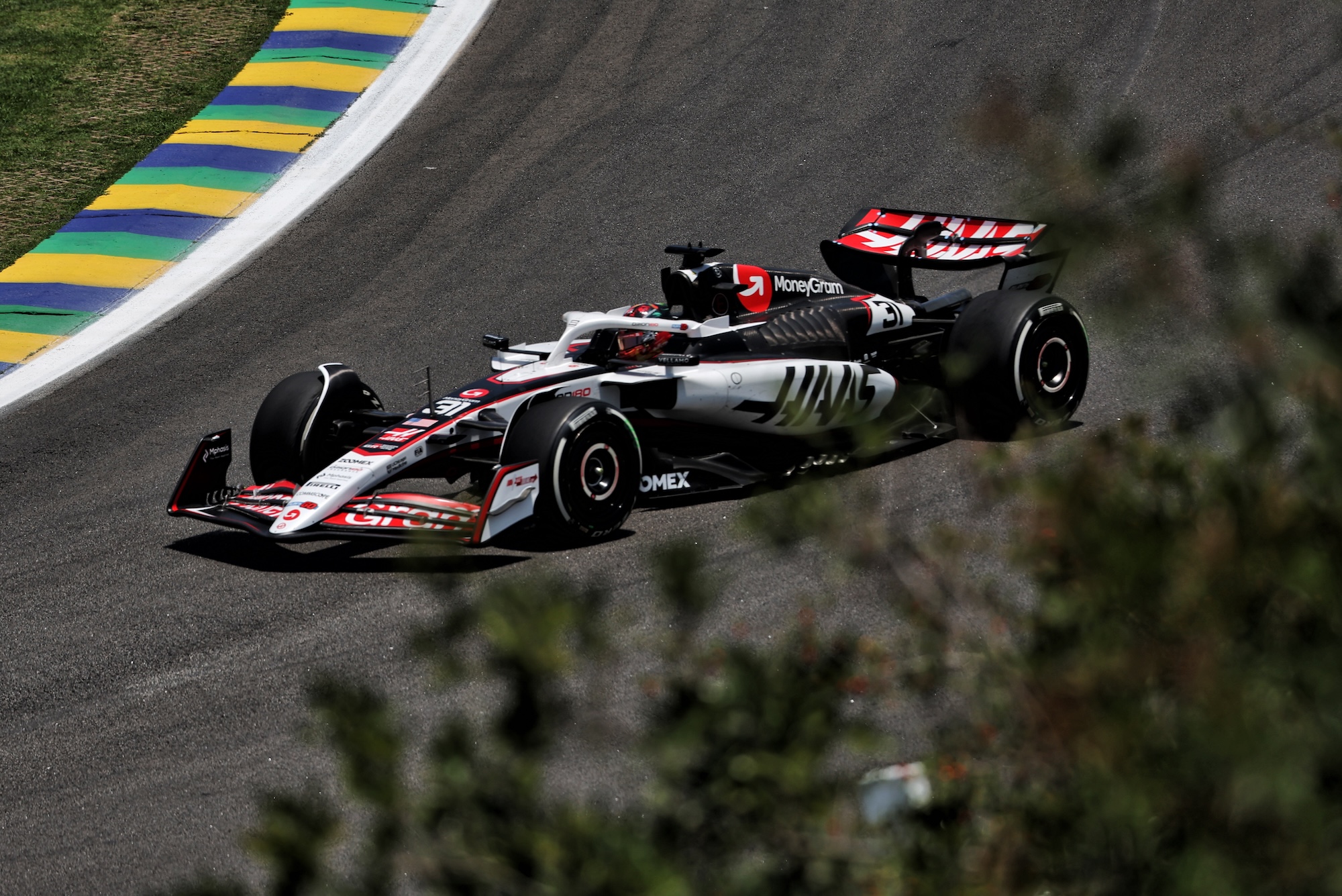 F1: As imagens do primeiro dia de atividades do GP de São Paulo Esteban Ocon (FRA) Haas VF-25.