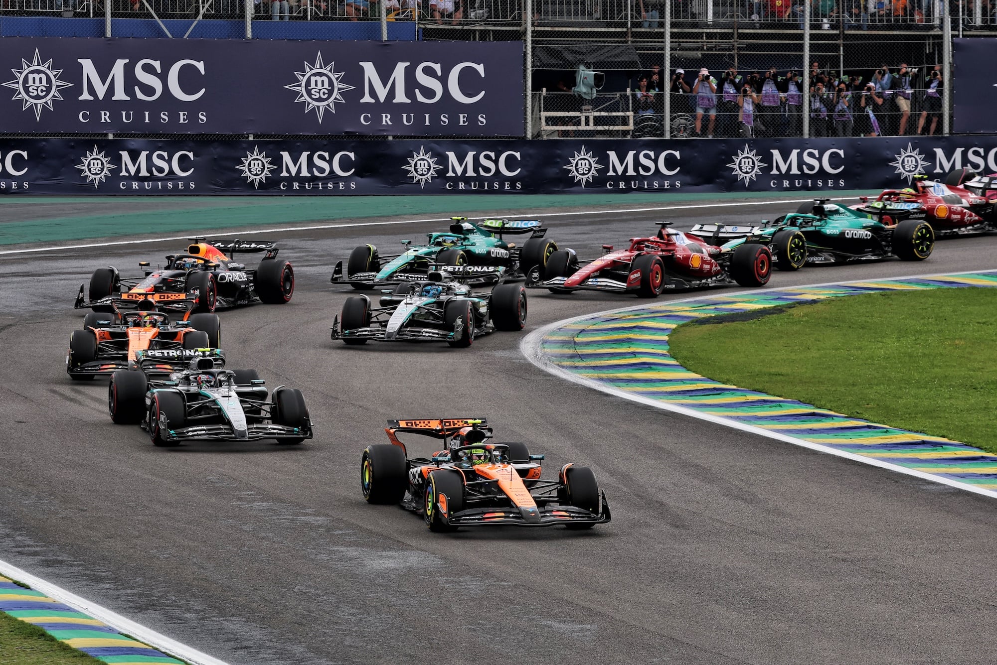F1: Norris domina e vence de ponta a ponta Sprint do GP de São Paulo. Bortoleto bate Lando Norris (GBR) McLaren MCL39 leads at the start of the race.