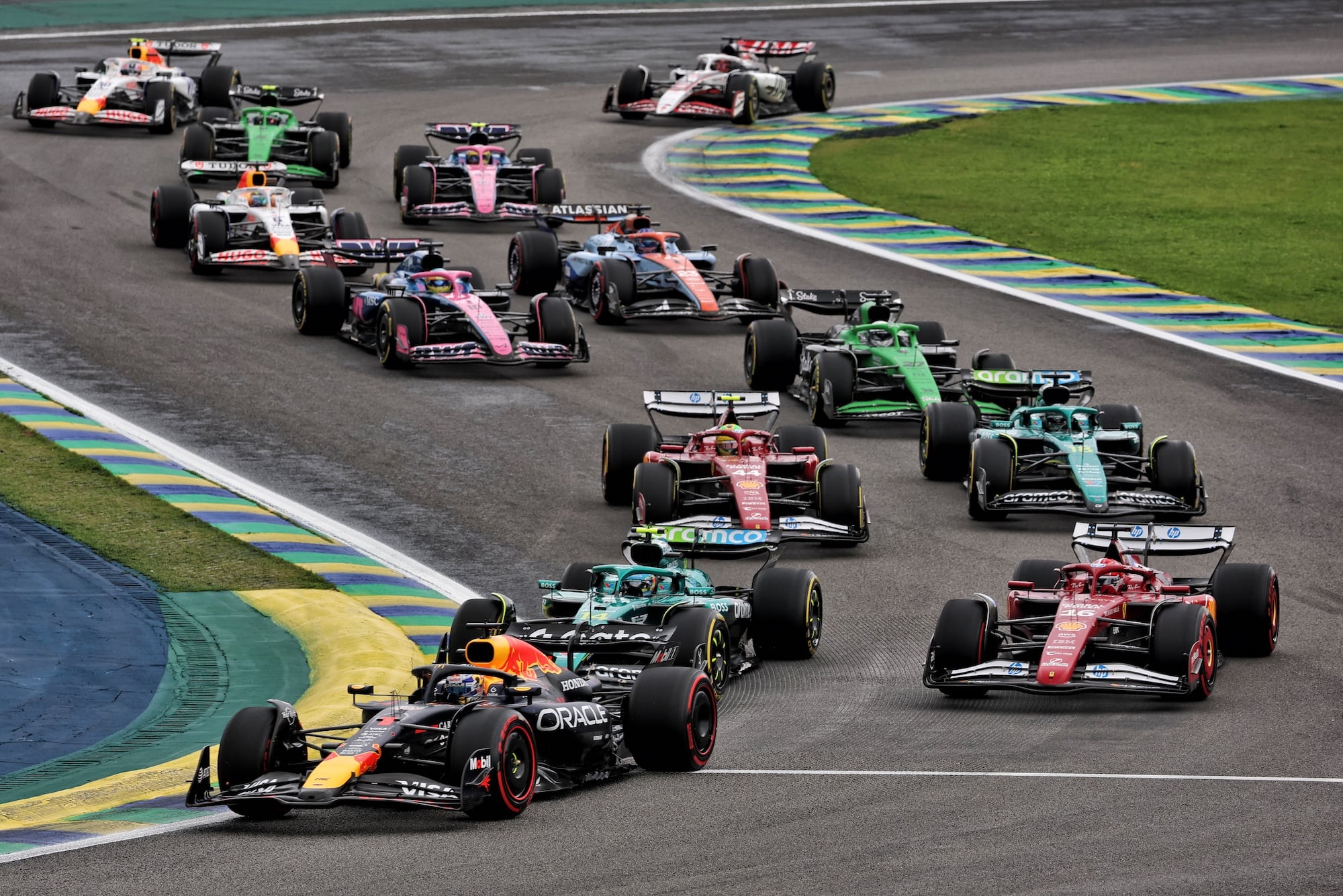 F1: Confira resultado completo da Sprint do GP de São Paulo Max Verstappen (NLD) Red Bull Racing RB21 at the start of the race.