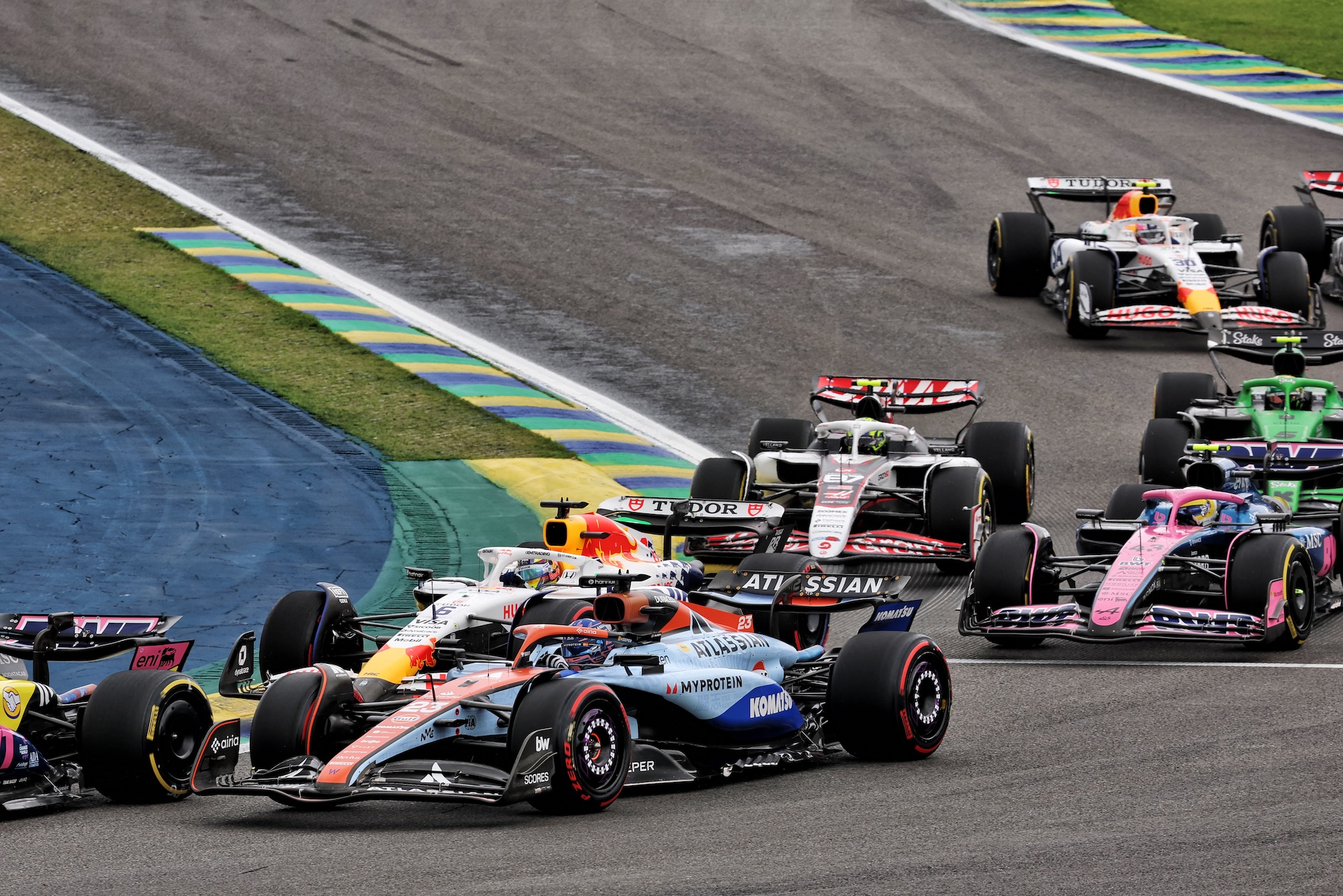 F1: Albon e Sainz vão buscar recuperação após sábado complicado em Interlagos Alexander Albon (THA) Atlassian Williams Racing FW47 at the start of the race.