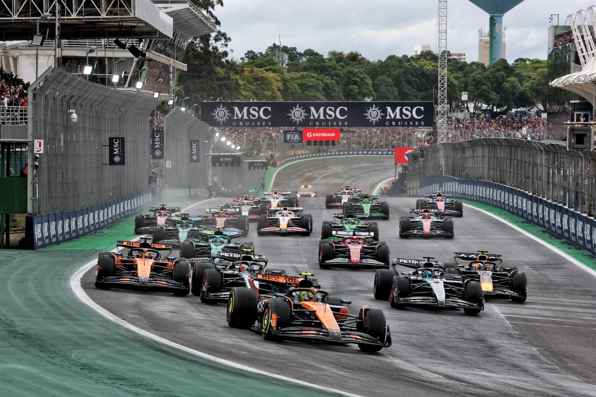 Lando Norris (GBR) McLaren MCL39 leads at the start of the race.