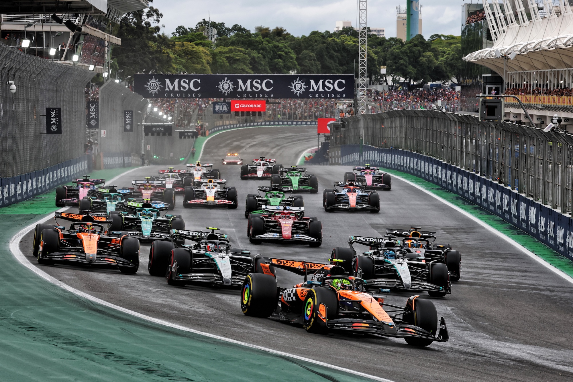 F1: McLaren tenta encerrar jejum de 11 corridas sem vitória no Brasil Lando Norris (GBR) McLaren MCL39 leads at the start of the race.