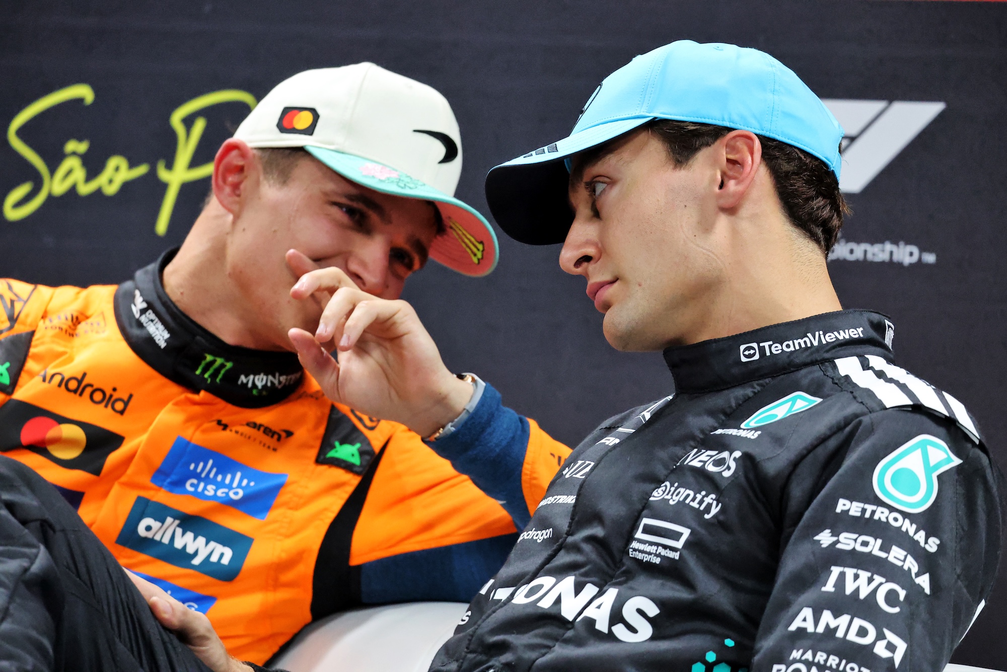 F1: Mercedes mostra força dupla em Interlagos e mira reação no Mundial de Construtores (L to R): Lando Norris (GBR) McLaren and George Russell (GBR) Mercedes AMG F1 in the post Sprint FIA Press Conference.