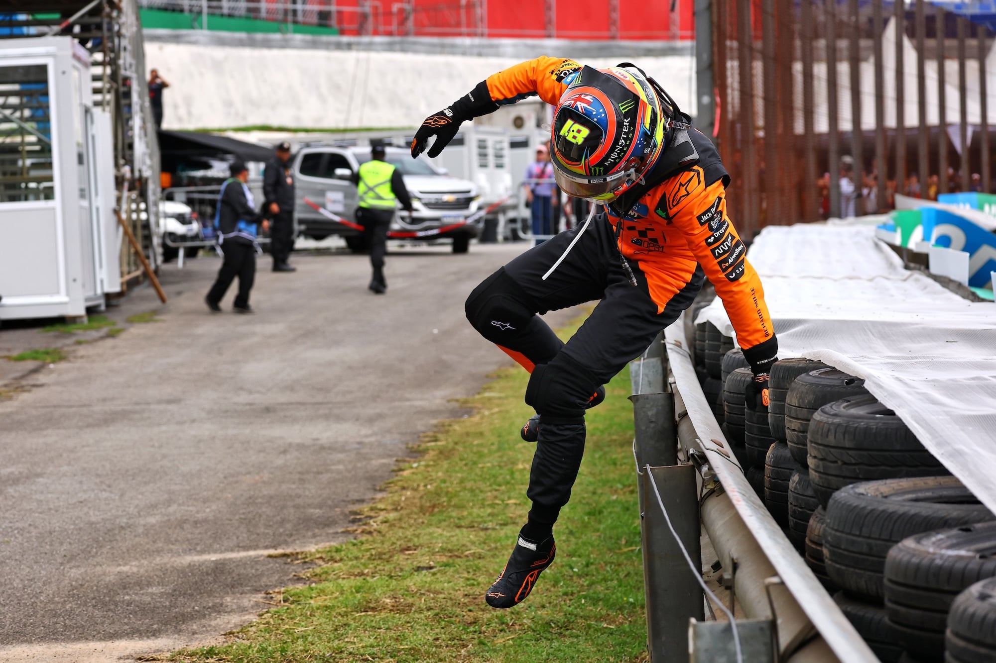 F1: Webber quer ajudar Piastri a "dar a volta por cima" em 2025 Oscar Piastri (AUS) McLaren crashed out of the race.