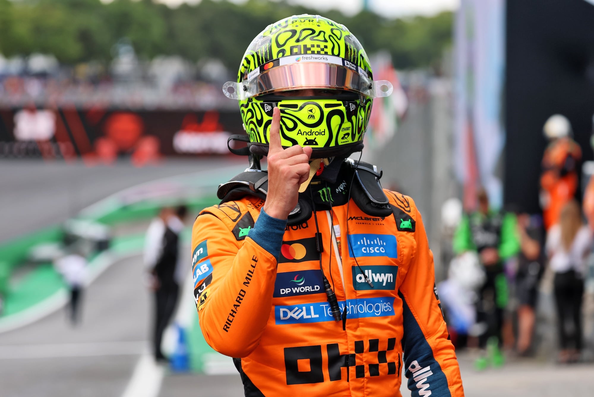 F1: Veja como ficou o grid provisório do GP de São Paulo Lando Norris (GBR) McLaren celebrates his pole position in qualifying parc ferme.