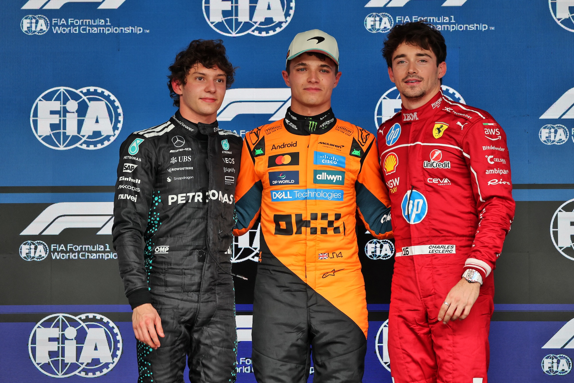 F1: "Um décimo muda tudo", Interlagos desafia pilotos com vento, clima e diferenças mínimas Qualifying top three in parc ferme (L to R): Andrea Kimi Antonelli (ITA) Mercedes AMG F1, second; Lando Norris (GBR) McLaren, pole position; Charles Leclerc (MON) Ferrari, third.