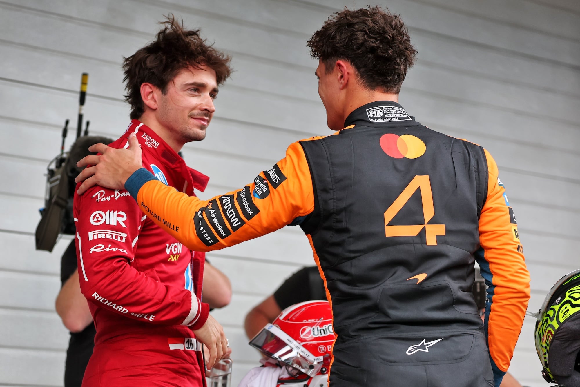 F1: Leclerc celebra volta à consistência e diz que P3 em Interlagos “vale mais do que parece” (L to R): Third placed Charles Leclerc (MON) Ferrari in qualifying parc ferme with pole sitter Lando Norris (GBR) McLaren.