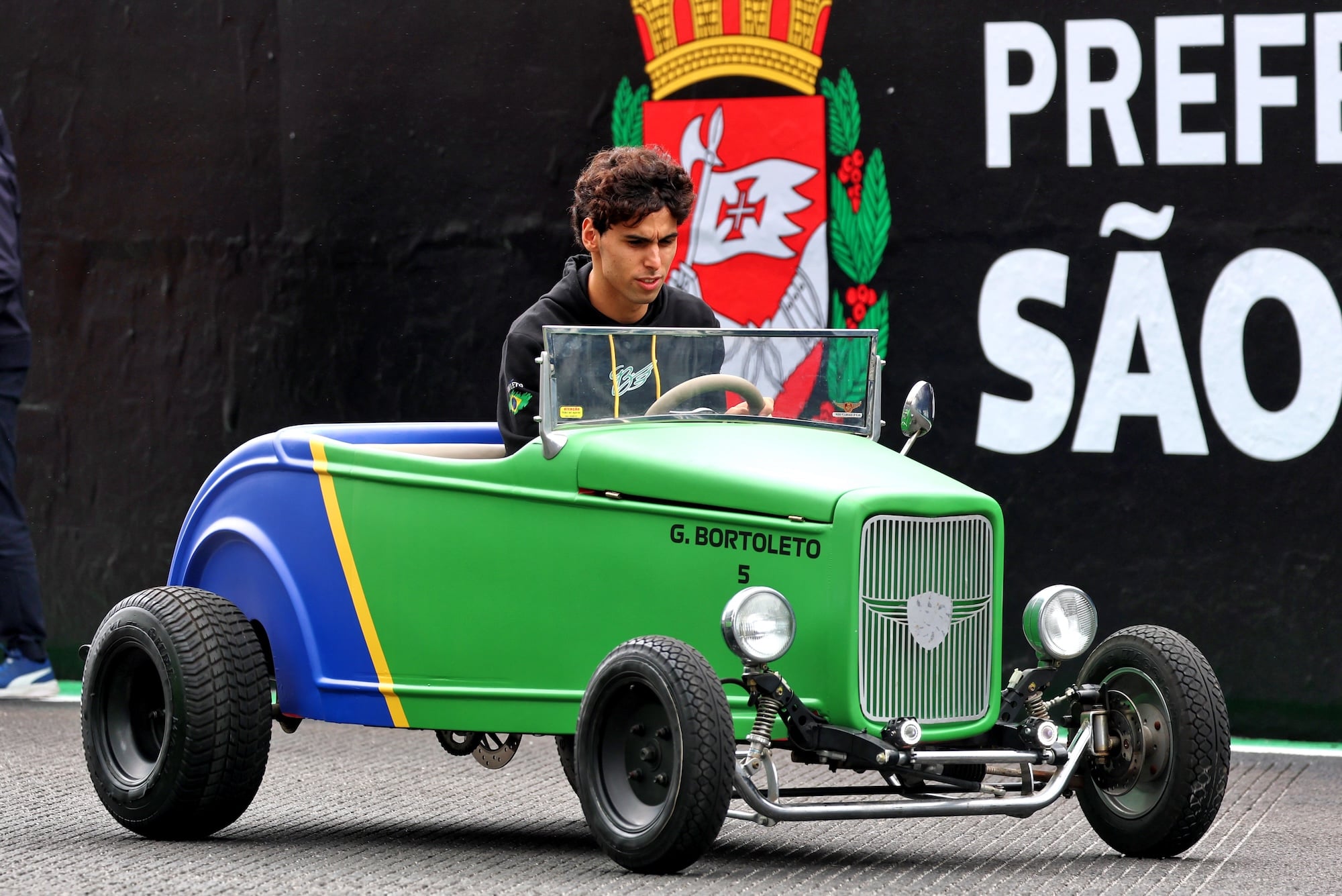 F1: Bortoleto interrompe entrevista e emociona torcida ao falar no Setor G de Interlagos F1: Bortoleto interrompe entrevista e emociona torcida ao falar no Setor G de Interlagos