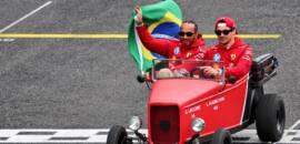 F1: Hamilton exibe bandeira do Brasil durante volta com mini Hot Rod em Interlagos