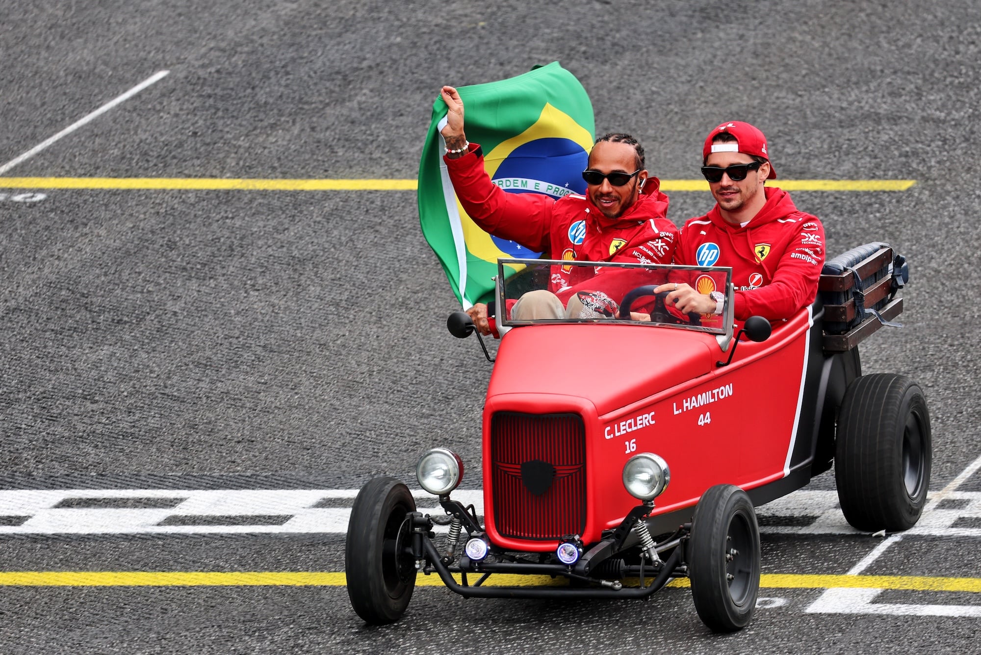 F1: Hamilton exibe bandeira do Brasil durante volta com mini Hot Rod em Interlagos