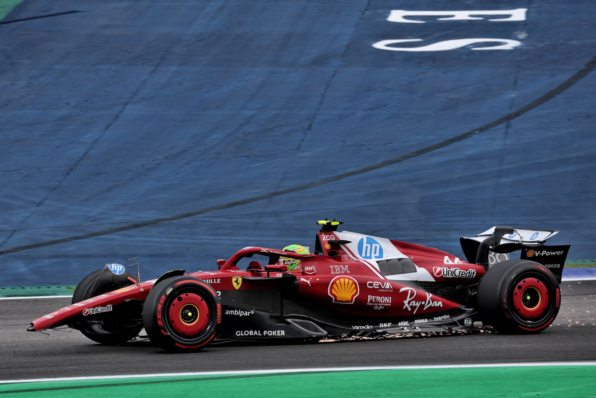 F1: Norris foge do caos e garante vitória no GP de São Paulo. Bortoleto abandona Lewis Hamilton (GBR) Ferrari SF-25 with a broken front wing.
