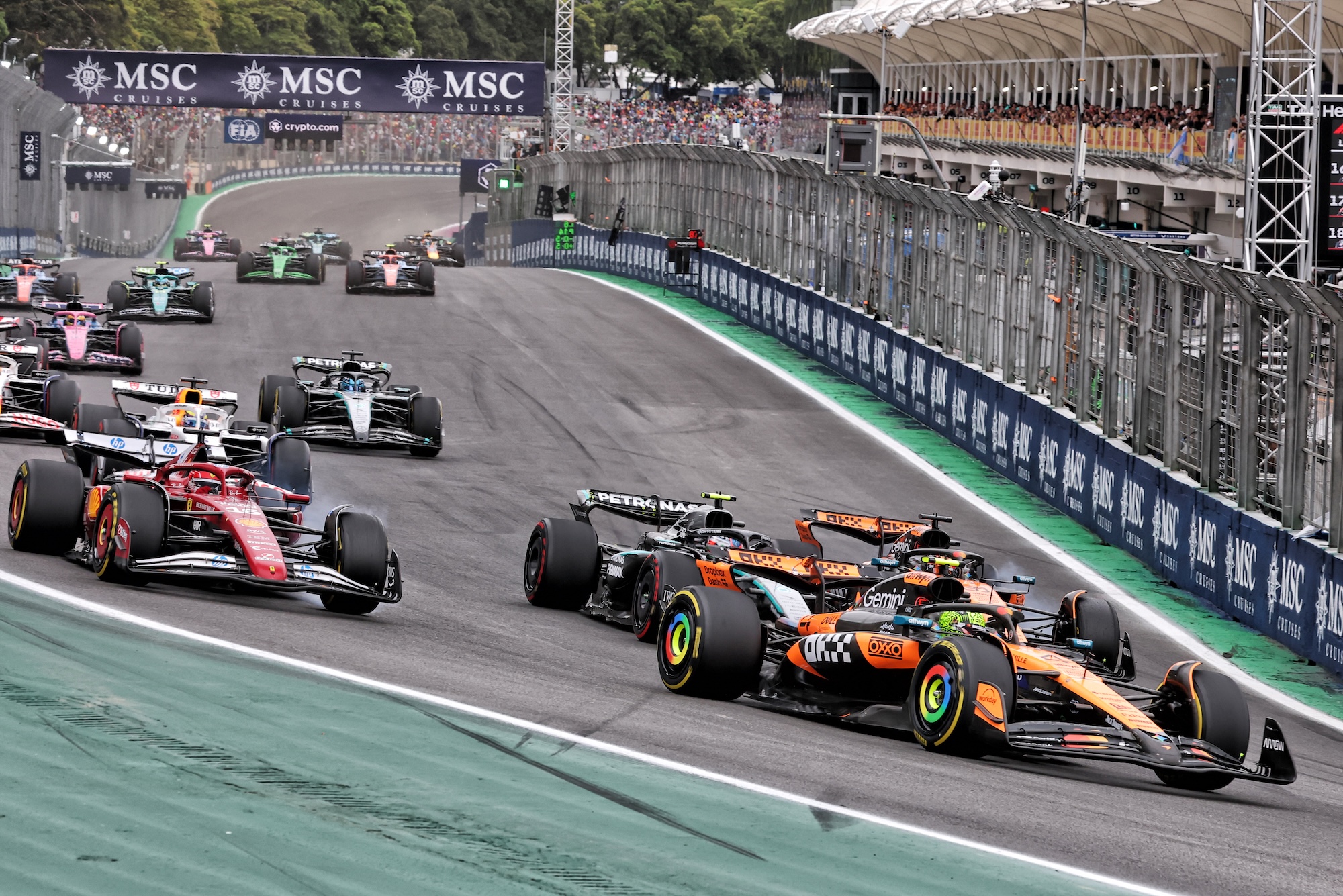F1: Fiscais explicam motivo de penalização a Piastri no GP de São Paulo Lando Norris (GBR) McLaren MCL39 leads Charles Leclerc (MON) Ferrari SF-25; Andrea Kimi Antonelli (ITA) Mercedes AMG F1 W16; and Oscar Piastri (AUS) McLaren MCL39, who made contact at turn 1.