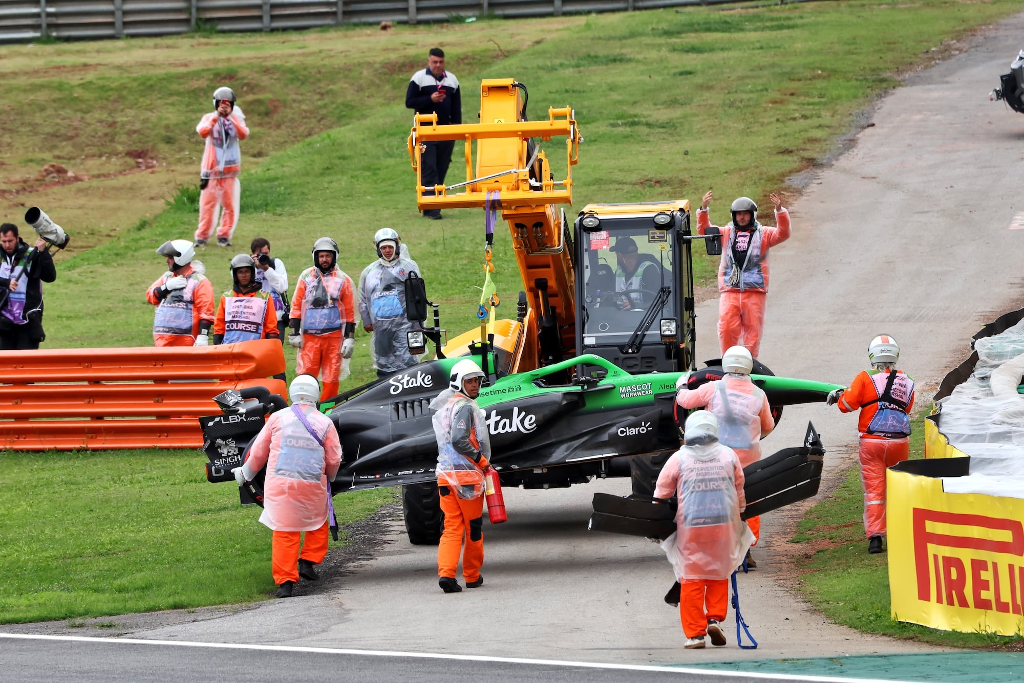 F1: Bortoleto lamenta abandono no GP de São Paulo: "Carro parecia bom" The damaged Sauber C45 of Gabriel Bortoleto (BRA) Sauber, who retired from the race.