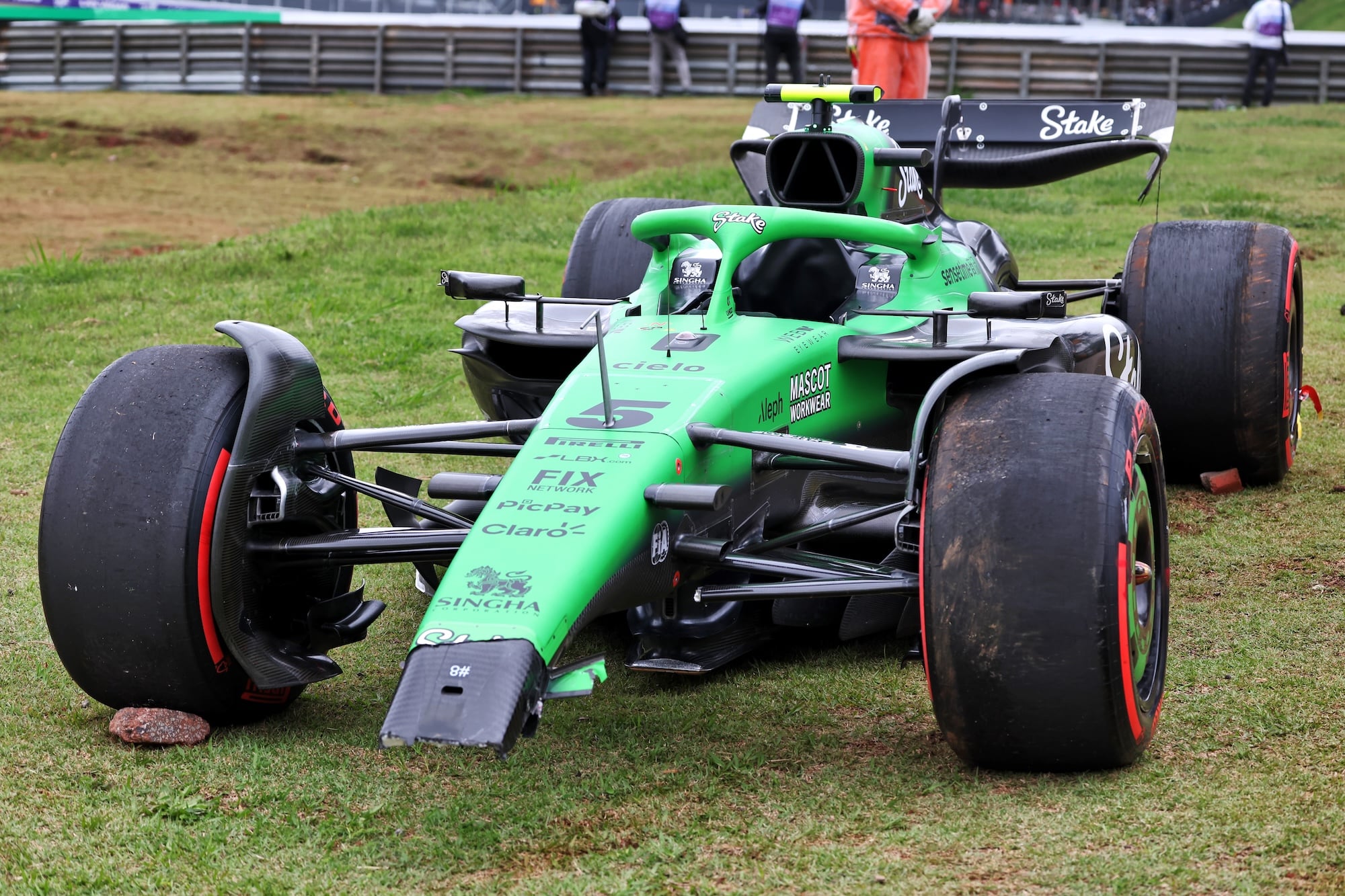 F1: "Foi muito difícil de assimilar", diz Bortoleto após fim de semana decepcionante em Interlagos The damaged Sauber C45 of Gabriel Bortoleto (BRA) Sauber, who retired from the race.