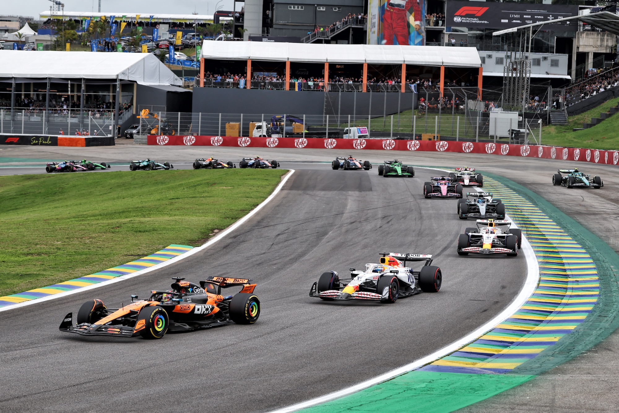 F1: Piastri admite não entender penalização no GP de São Paulo Oscar Piastri (AUS) McLaren MCL39 at the start of the race.