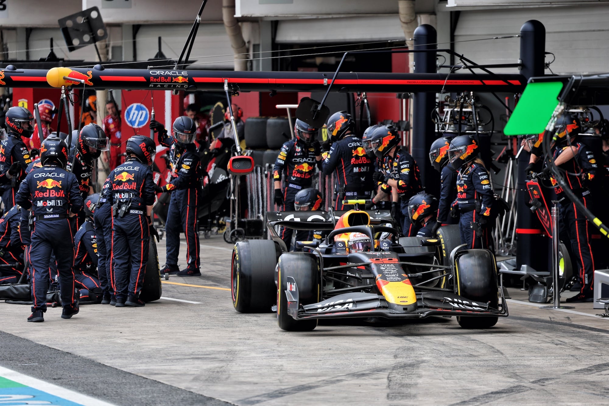 Yuki Tsunoda (JPN) Red Bull Racing RB21 makes a pit stop.
