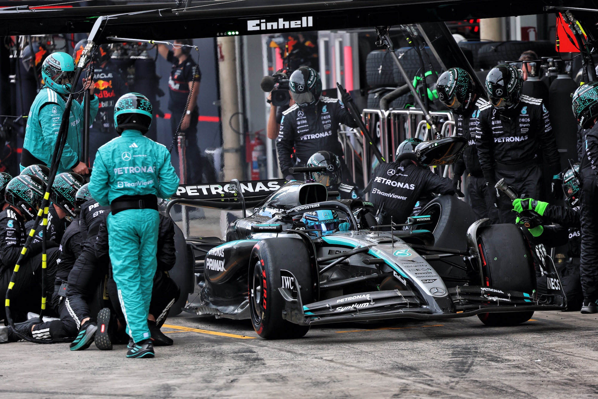 F1: Russell supera dificuldades com o carro e garante quarto lugar no GP de São Paulo George Russell (GBR) Mercedes AMG F1 W16 makes a pit stop.