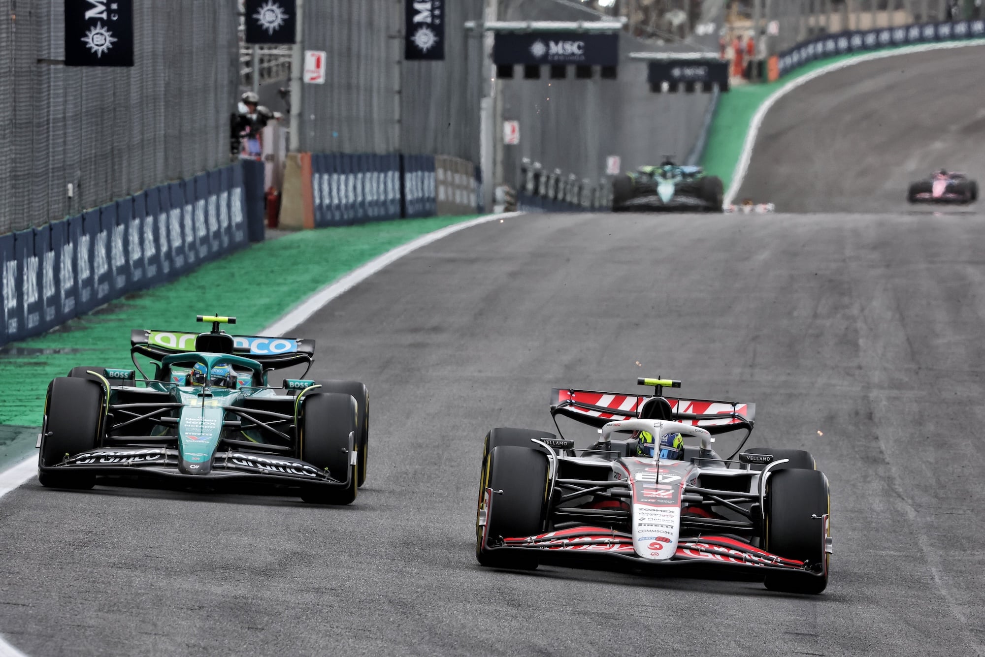 GP de São Paulo de F1 tem data confirmada e retorno da Sprint em 2027 Fernando Alonso (ESP) Aston Martin F1 Team AMR25 and Oliver Bearman (GBR) Haas VF-25 battle for position.